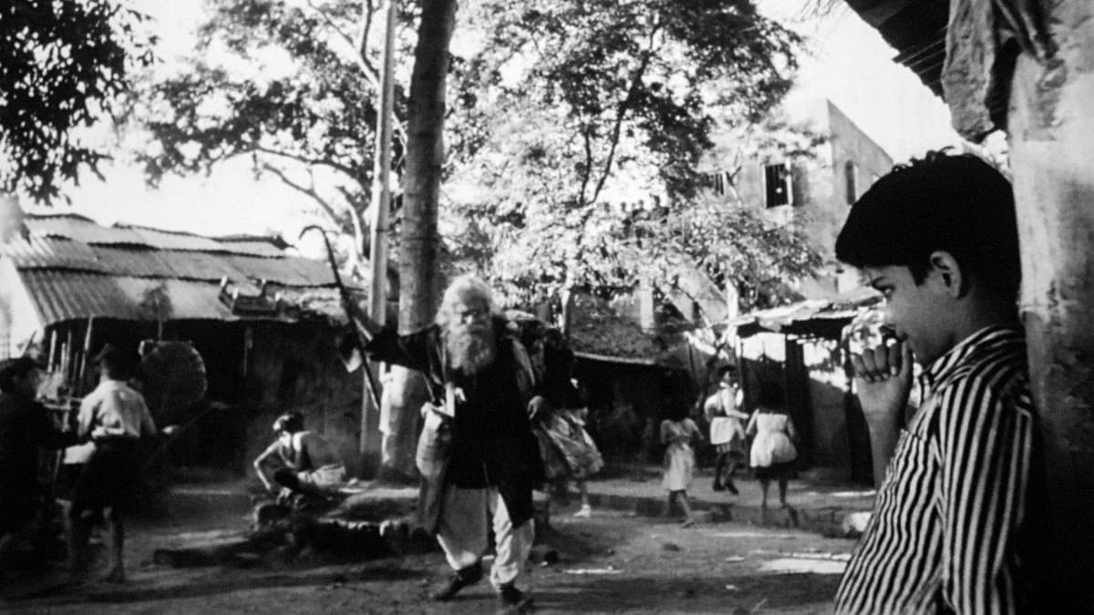 বাড়ী থেকে পালিয়ে