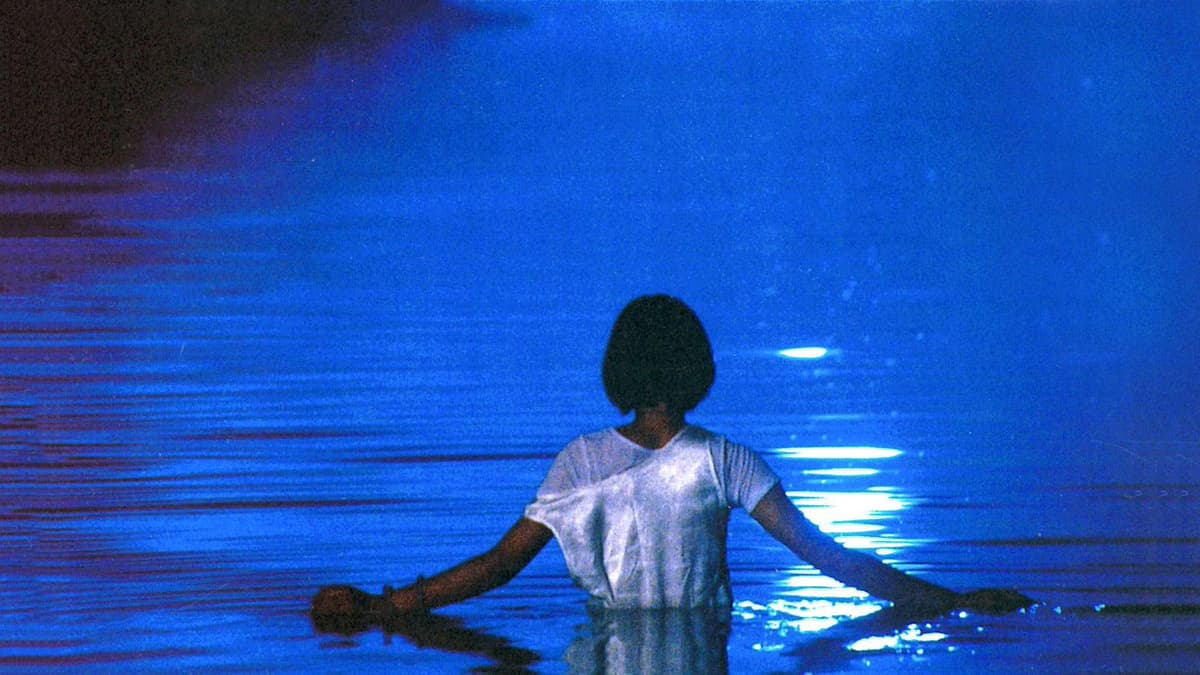 水の中の八月