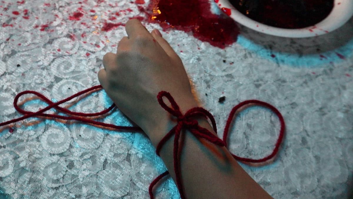 Hilo y Pastel de Sangre
