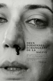 Deux personnes échangeant de la salive
