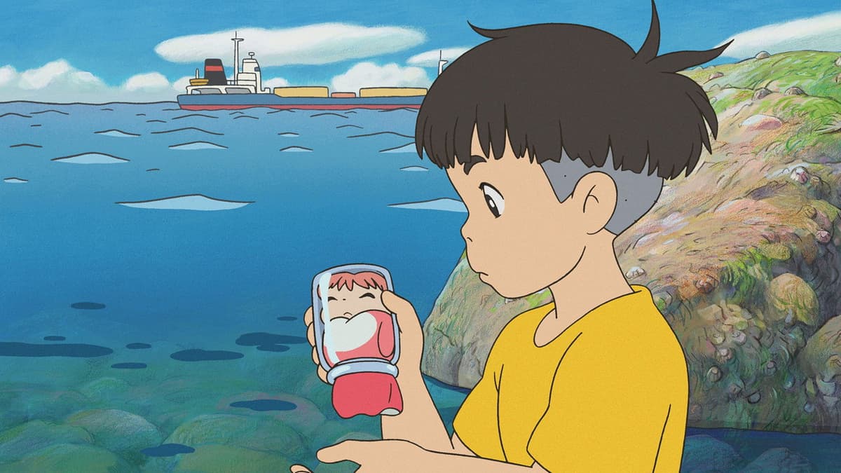 Ponyo på klippan vid havet