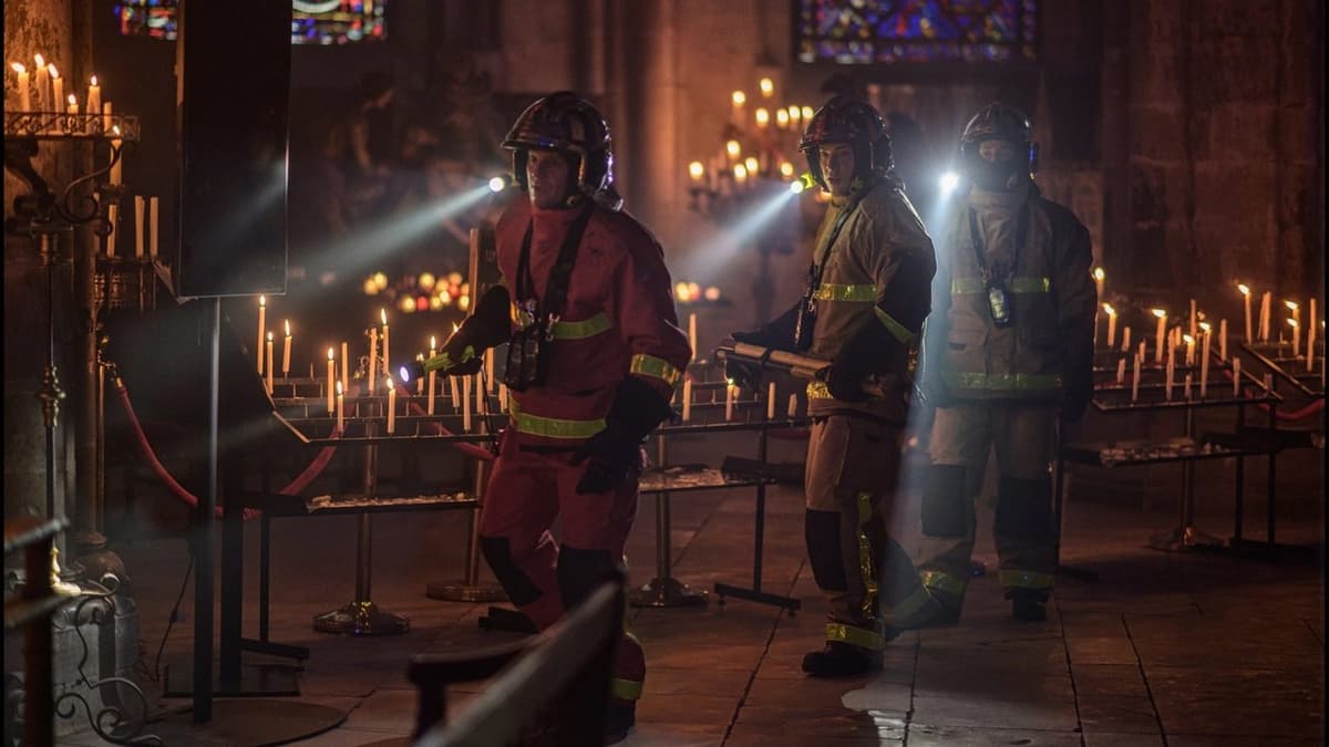 Notre-Dame brinner